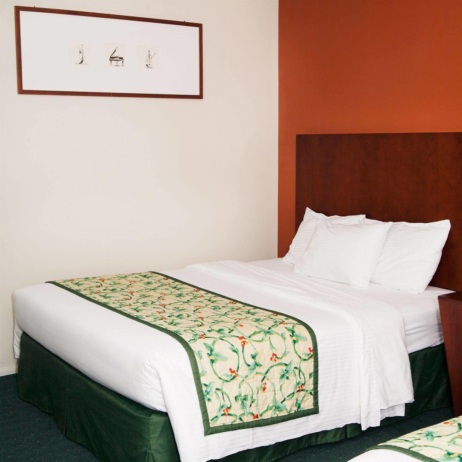Red Carpet Inn And Suites Plymouth Exterior photo