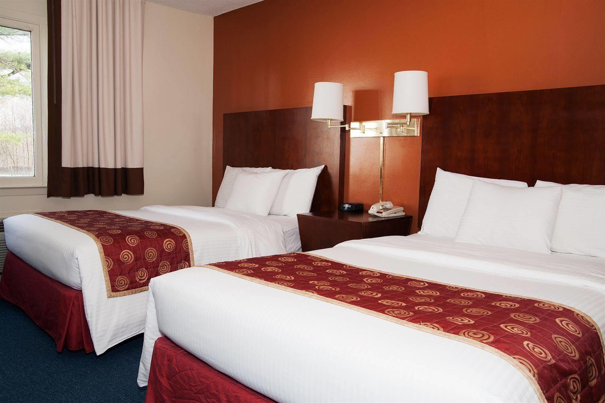 Red Carpet Inn And Suites Plymouth Exterior photo