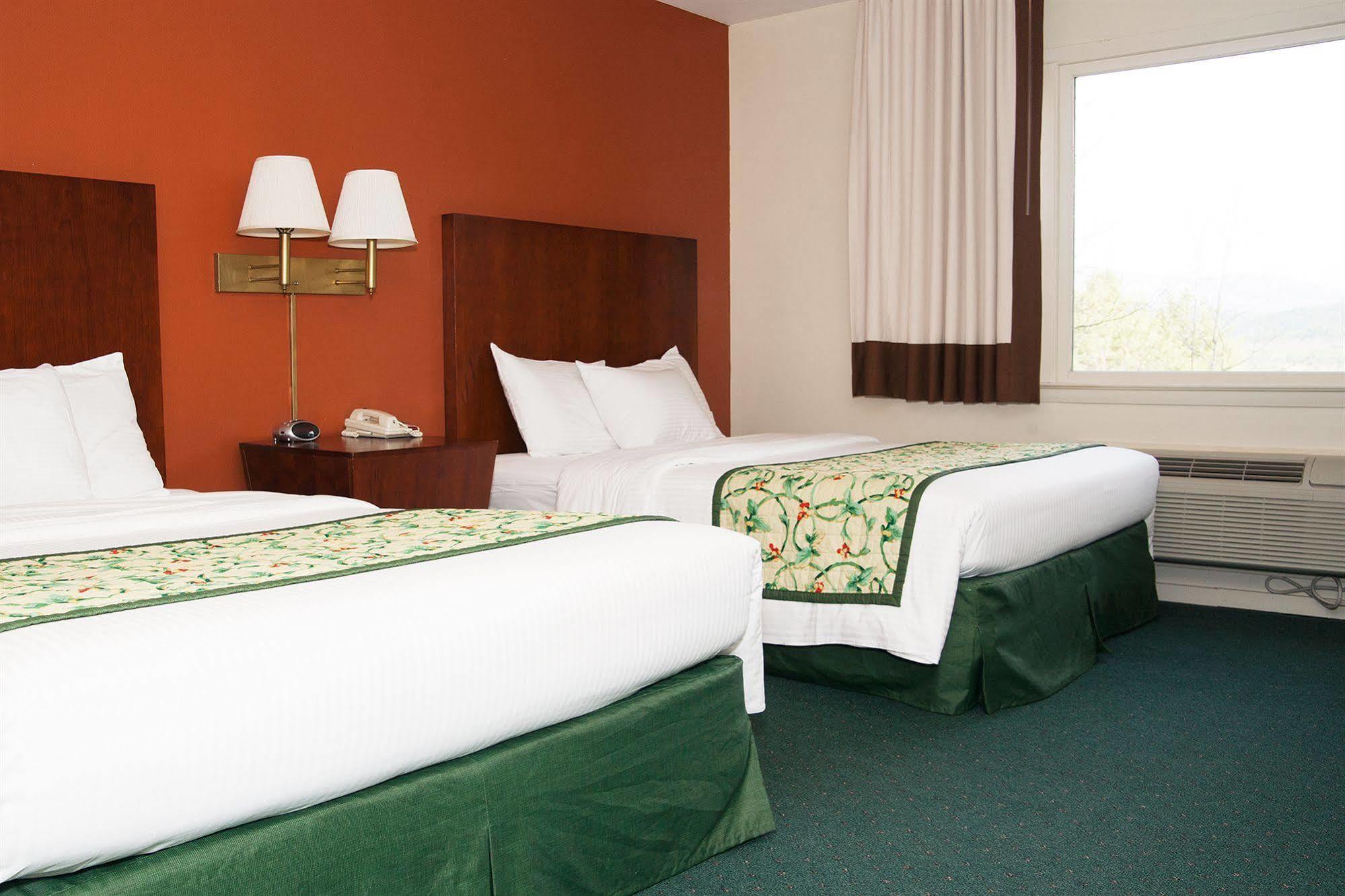 Red Carpet Inn And Suites Plymouth Exterior photo